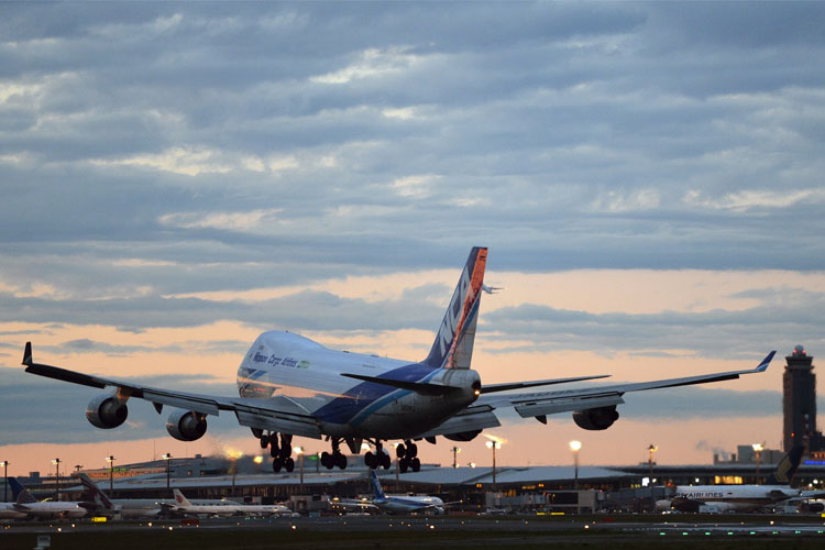 工業(yè)除濕機(jī)確保機(jī)場(chǎng)儀表著陸導(dǎo)航系統(tǒng)精準(zhǔn)_除濕機(jī)廠(chǎng)家